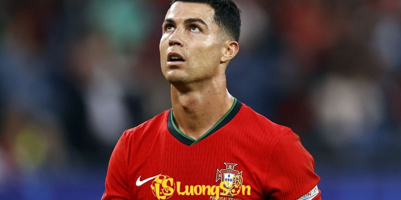 Cầu thủ ghi bàn nhiều nhất trên thế giới tính đến hiện tại đang là Cristiano Ronaldo