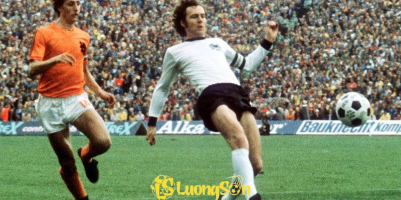 Franz Beckenbauer nằm trong top 5 cầu thủ xuất sắc nhất thế giới mọi thời đại